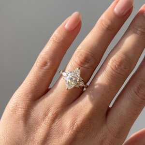Bague de fiançailles et de mariage en or massif 14 carats avec halo floral et diamant taille marquise de 2,00 carats, collection spéciale mariage pour femme - Product Image 2