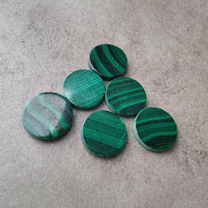 มาลาไคต์ธรรมชาติทรงกลมแบบคาโบชอง ด้านหลังแบน เจียระไนแล้ว เป็นอัญมณีสีเขียวสำหรับเครื่องประดับ มีทุกขนาด - Product Image 6