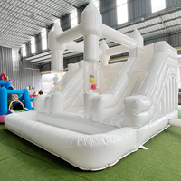 Château gonflable commercial blanc pour mariage avec toboggan, idéal pour les événements et la location de fêtes