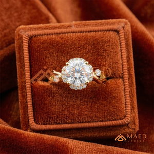 แหวนหมั้นทอง 14K/18K ทรงกลมประดับเพชรแบบ Halo พร้อมวงแหวนลายเถาวัลย์บิดเกลียวและเพชรรูปใบไม้ |   แหวนแต่งงานสไตล์ธรรมชาติสุดหรู - Product Image 3