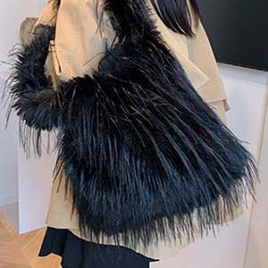 Sac à bandoulière tendance et mignon en peluche cerise pour femme, sac fourre-tout chaud et moelleux pour l'hiver, sac seau simple en peluche cerise - Product Image 3