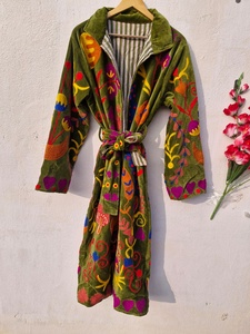 Chaqueta Larga de Terciopelo SUZANI Hecha a Mano de la Mejor Calidad, Transpirable, Ecológica y de Algodón |   Abrigo de Invierno Boho con Bordado Floral al por Mayor - Product Image 1
