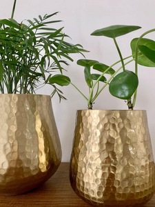 Pot de fleurs rond moderne en laiton martelé, durable et écologique, avec support pour plantes, pour la décoration intérieure - Product Image 3