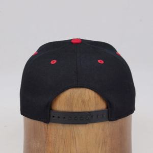 Gorra Snapback Bicolor Negra y Roja con Logotipo Personalizado Bordado |   Gorro de Béisbol Clásico de 6 Paneles con Visera Plana, 20% Lana Acrílica - Product Image 6
