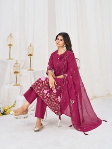 Ensemble Kurti Anarkali en coton brodé magenta avec pantalon et dupatta pour femme – Tenue décontractée traditionnelle coupe ample - Product Image 3