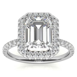 Anillo de compromiso de plata de ley chapado en oro blanco con moissanita de corte esmeralda y halo oculto para ella, anillo de promesa nupcial - Product Image 1