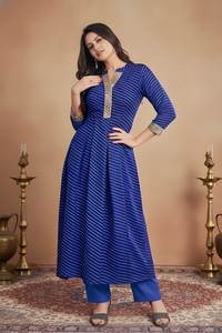 Ensemble Kurta et pantalon en Georgette imprimé Leheriya bleu, col en V, longueur mollet, ourlet rond, tenue ethnique pour femme, tailles S M L XXL - Product Image 2