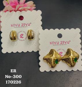 Boucles d'oreilles tendance en acier inoxydable plaqué or pour femmes, serties de zirconiums et au design affirmé - Product Image 3