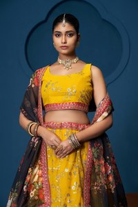 Robe de soirée Lehenga Choli en georgette jaune, brodée de fleurs et de sequins - Product Image 4