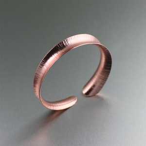 Le bracelet au design lisse et confortable le rend adapté à un usage régulier - Product Image 1