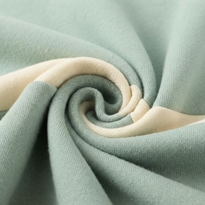 Sudadera con capucha de color verde menta y crema para mujer, con bloques de color en contraste, forro polar y cordón ajustable - Product Image 6