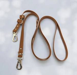 Correa ajustable para perro, manos libres, impermeable, vegana, en color marrón, tipo bandolera. - Product Image 1