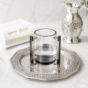 Tasse de lavage juive moderne en acrylique transparent (Lucite) à deux poignées, surface polie, pour Purim et Pessa'h, à poser sur comptoir - Product Image 4