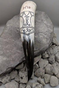 Cuerno de búfalo hecho a mano tallado con runas vikingas y diseño ornamentado, forma natural, arte antiguo coleccionable - Product Image 4