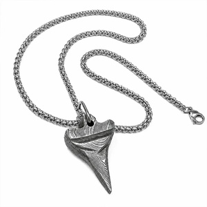 Collier pendentif moderne en acier Damas fait main, motif dents de requin découpées, cadeau promotionnel original et exquis pour la Saint-Valentin - Product Image 4