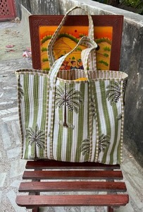 Sac fourre-tout matelassé en coton bio imprimé à la main : sac de transport en coton, cadeau pour demoiselle d'honneur, sac de week-end - Product Image 2