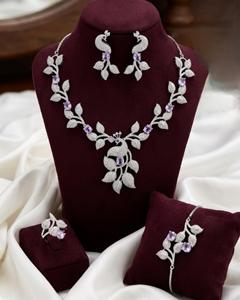Collier en zirconium cubique de qualité supérieure avec boucles d'oreilles, bague ajustable et bracelet assortis, offrant un look luxueux pour les soirées. - Product Image 3