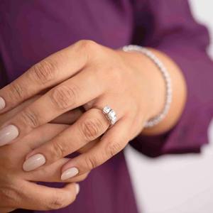 Bague en argent de qualité supérieure avec trois pierres de moissanite taille émeraude, élégante, disponible au meilleur prix depuis l'Inde - Product Image 4