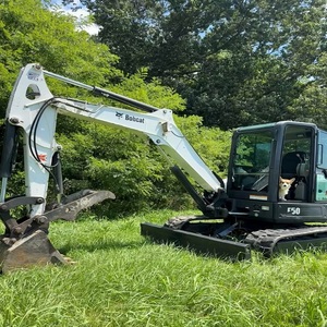 Mini-excavatrice Bobcat E50 pour applications d'excavation, avec des performances fiables et une conception compacte. - Product Image 1