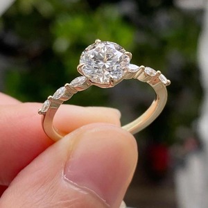 Bague de fiançailles en moissanite ronde de 2 carats, magnifique, avec pierres latérales en moissanite taille marquise, sertie à griffes partagées, solitaire de mariage - Product Image 2