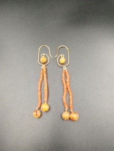 Boucles d'oreilles en perles plaquées or Amaira Jewels, forme goutte d'eau, bijoux minimalistes pour femmes, à porter tous les jours, pour les occasions hindoues - Product Image 2