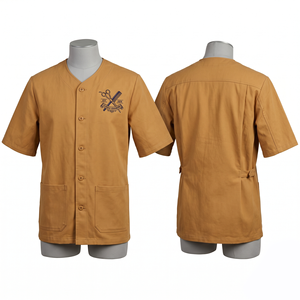 Chaqueta de Barbero para Hombre, 240 GSM, Mezcla de Polialgodón, Color Camel, Logotipo Bordado en el Pecho, Etiqueta Tejida con Impresión Personalizada, Uniforme de Salón - Product Image 1