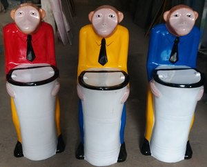 Poubelle en fibre de verre en forme de singe à structure debout de concepteur indien 2025 Poubelle et poubelle d'extérieur - Product Image 4