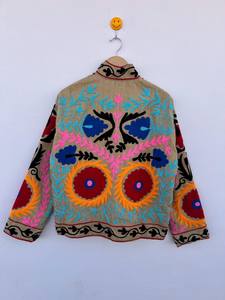 Veste réversible matelassée Cotrise avec broderie florale Suzani, style bohème, ouverte sur le devant |   Coton biologique respirant pour l'automne/hiver - Product Image 3