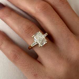 Anillo de Compromiso con Diamante Cultivado en Laboratorio de 5 Quilates, Corte Radiante Alargado, E VVS2, Oro Amarillo de 14k, Anillo Tríptico de Tres Piedras, Certificado IGI - Product Image 2
