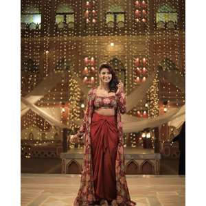 ชุดสูทงานเลี้ยงสวยงามสำหรับผู้หญิง กระโปรง-เสื้อเบลาส์ และเสื้อคลุม สง่างามและมีสไตล์ - Product Image 2