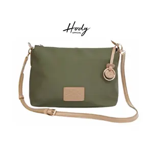 กระเป๋าไนลอนน้ำหนักเบาพร้อมสายปรับได้ ดีไซน์เรียบง่ายหรูหรา ความจุขนาดใหญ่ ซิปกันน้ำ ปิดด้วยเชือกรูด - Product Image 1