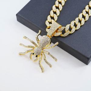 Collier ras du cou Hip Hop avec pendentif araignée noire incrustée de strass, chaîne à maillons plaquée or avec strass violets pour les occasions festives - Product Image 5