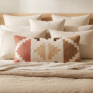 Funda de Almohada de Algodón Kilim Tejida a Mano con Motivo Tribal para Cabecera, Banco y Sofá - Product Image 1
