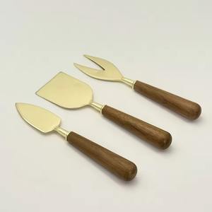 Lujoso y elegante juego de cuchillos para queso de metal que captura la belleza del diseño minimalista pero lujoso. - Product Image 2