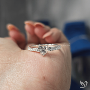 Bague de Mariage en Or Blanc 10K avec Diamant de Laboratoire Cœur Romantique Taillé en Forme de Cœur 0.50ct Certifié IGI et Pavé Cathédrale - Product Image 5