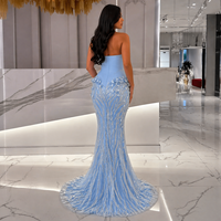 Robe de soirée sirène de luxe bleu glace, col cœur, longueur ras du sol, moulante, avec corset aux épaules et ornements en cristal faits à la main