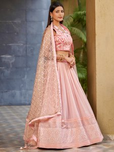 Vestido de Dama de Honor de Gasa Georgette Estilo Lehenga Choli con Cuello Halter, Sin Mangas, Largo hasta el Suelo, Silueta en A, Sin Espalda, Color Rosa Caramelo - Product Image 3