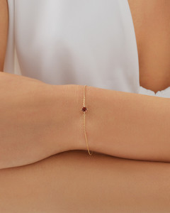 Pulsera de cadena minimalista con granate para mujer, engaste de garra, tono dorado, pulsera de eslabones de plata 925 - Product Image 3