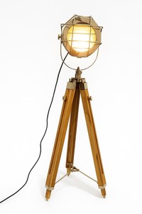 Lámpara de Pie Industrial con Trípode, Jaula Metálica Redonda, Foco Ajustable y Base de Madera - Product Image 3
