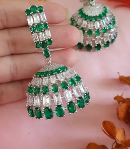 Magnifiques boucles d'oreilles en argent plaqué de qualité supérieure avec zircon CZ pour femmes et filles, pour un look de soirée, pour les occasions spéciales, tendance - Product Image 3