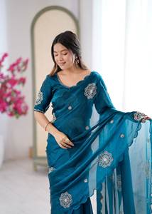 Sari en satin pur Fendi de créateur, lourd et élégant, avec broderies de perles et chemisier assorti en satin, idéal pour les occasions de mariage - Product Image 3