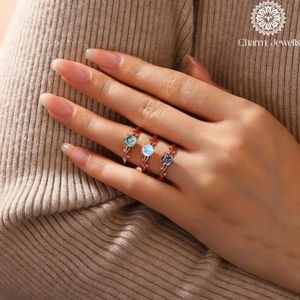 Anillo de Compromiso Charm_Jewells de Oro Rosa con Moissanita, Corte Brillante Redondo, Engaste de Garras, Diseño Floral, Estilo Romántico para Mujer - Product Image 5