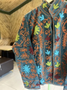 Veste bomber en velours brodée à la main, fabriquée à la machine à tisser manuelle, pour femmes |   Coton respirant écologique brodé de motifs floraux de qualité supérieure pour l'automne - Product Image 2