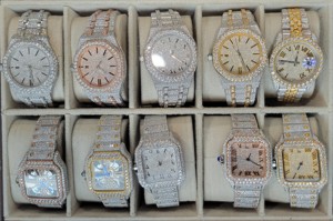 Reloj de Lujo para Hombre con Diamantes de Moissanita y Zafiro Azul |   Reloj de Cuarzo Cuadrado Completamente Escarchado con Números Romanos Analógicos de 20 mm en Acero Inoxidable |   Busto - Product Image 6