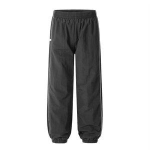 Ensemble de survêtement coupe-vent personnalisé avec veste zippée et pantalon de jogging en nylon unisexe - Product Image 3