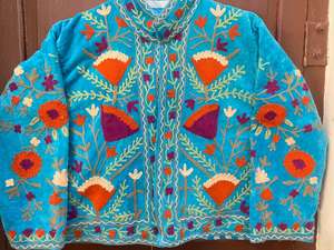 Chaqueta de terciopelo bordada a mano estilo indio con diseño floral folclórico. - Product Image 3