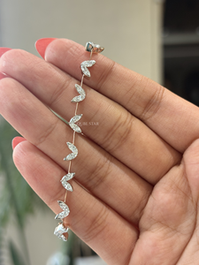 กำไลข้อมือรูปใบไม้ประดับเพชรทรงมาร์คีส์ 14 กะรัต รุ่น Elegant QUBE STAR น้ำหนัก 2.05 กะรัต ได้รับการรับรองจาก IGI ดีไซน์ลายดอกไม้ แรงบันดาลใจจากธรรมชาติ เหมาะสำหรับใส่ทุกวัน - Product Image 2