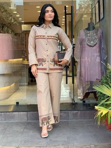 Ensemble coordonné en rayonne de qualité supérieure pour femmes avec broderie, détails en dentelle de créateur et pantalon droit confortable - Product Image 5