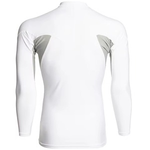 Camiseta de compresión deportiva para hombre, ideal para deportes acuáticos, entrenamientos en el gimnasio y actividades al aire libre, con material y diseño transpirables. - Product Image 2