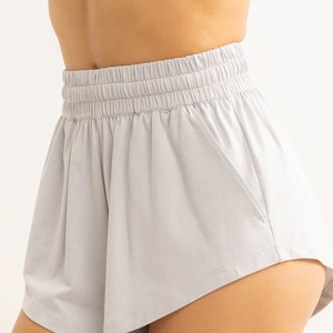 Shorts de course athlétiques pour femmes 2-en-1 à séchage rapide et respirants avec doublure intérieure et poches pour téléphone - Product Image 4